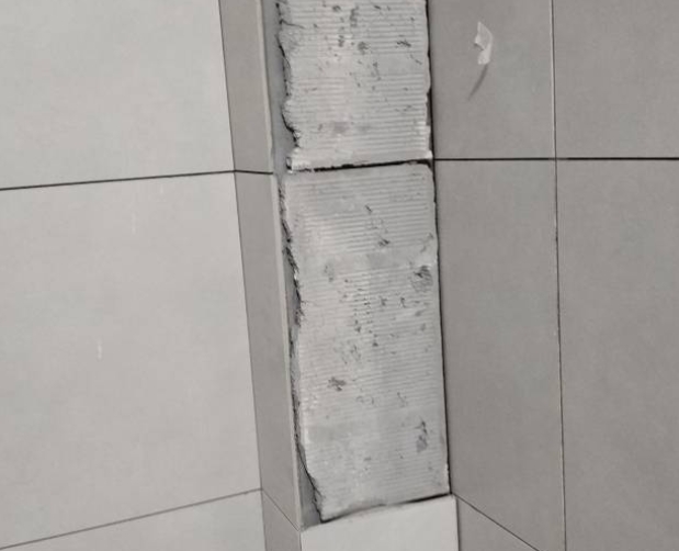 连云港瓷砖空鼓维修公司分享下瓷砖施工前基层浇水润湿程度不足，可能导致以下问题